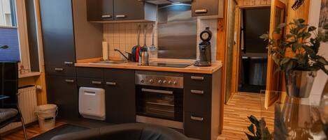 ثلاجة، فرن، موقد طهي مسطح، غسالة أطباق