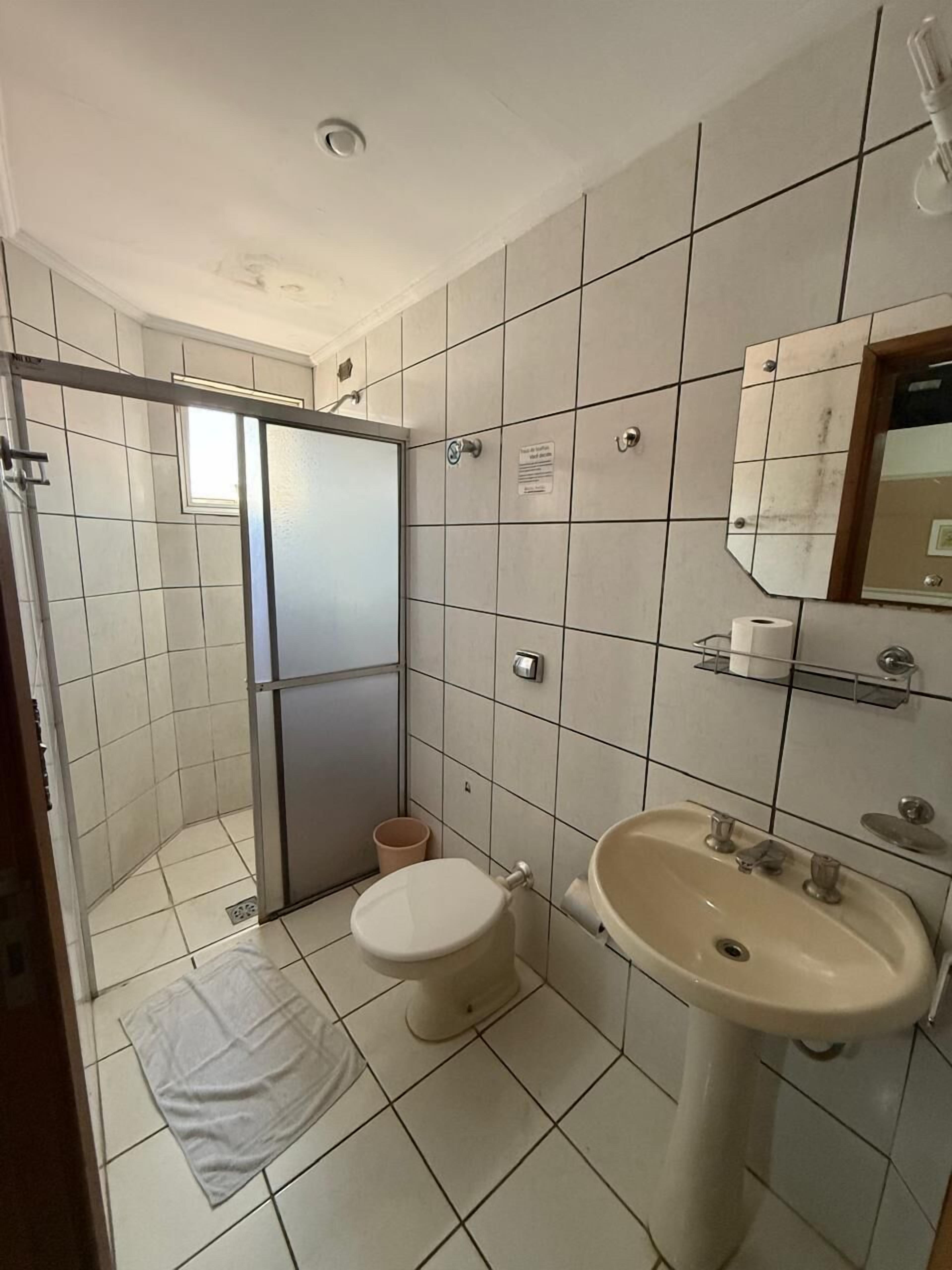 Dusch, handdukar, tvål och toalettpapper