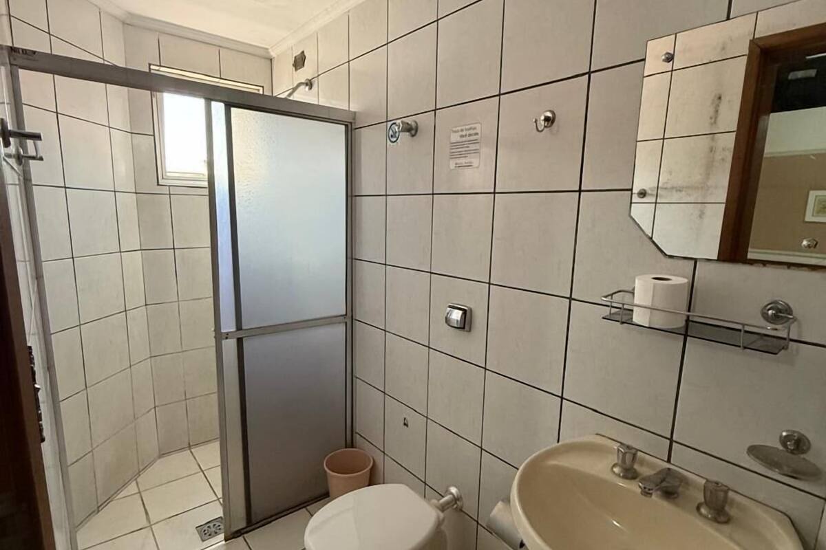 Dusch, handdukar, tvål och toalettpapper