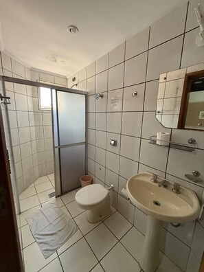 Dusch, handdukar, tvål och toalettpapper