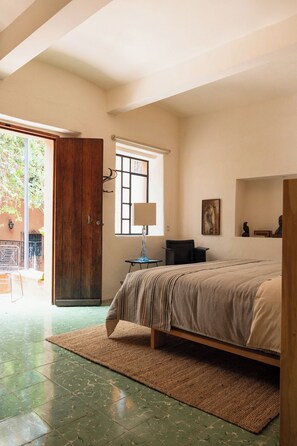 Habitación clásica doble, vistas al patio | Edredones de plumas, colchones viscoelásticos, caja fuerte