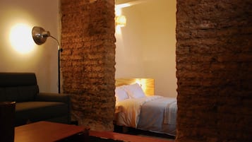 Suite clásica, vista al patio | Caja de seguridad en la habitación, wifi gratis y ropa de cama