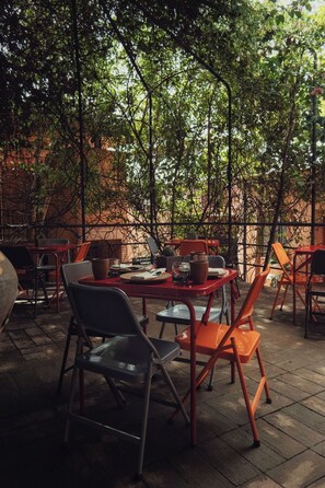 Desayuno completo gratuito y diario