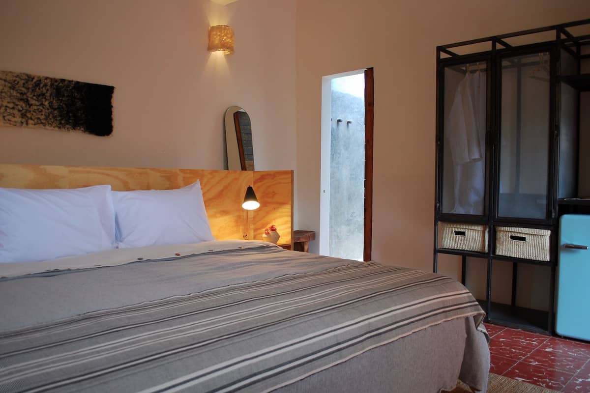Quarto casal clássico, vista para o pátio | Cofres nos quartos, Wi-Fi de cortesia, roupa de cama