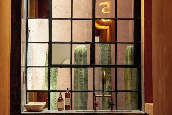 Standard-Doppelzimmer, Blick auf den Innenhof | Badezimmer