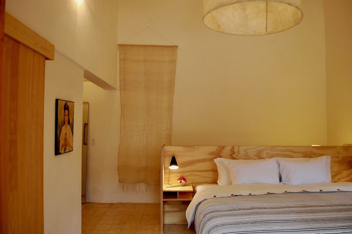 Quarto casal clássico, vista para o pátio | Cofres nos quartos, Wi-Fi de cortesia, roupa de cama