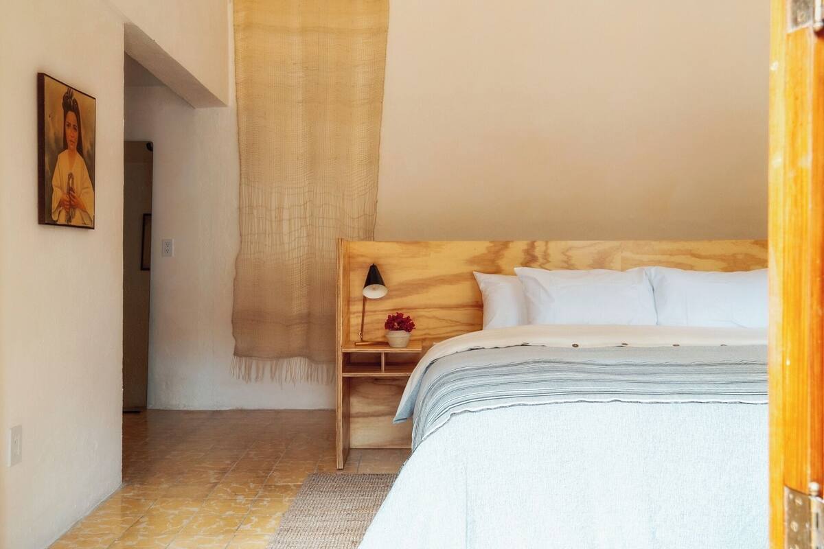 Quarto casal clássico, vista para o pátio | Edredons de pluma, camas com colchões de espuma com sistema de memória