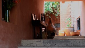 A staircase leading to a terrace with terracotta pots and a vase of flowers. - Casa Arrona Oaxaca (Oaxaca)