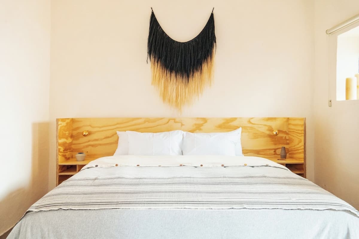 Quarto casal standard, vista para o pátio | Edredons de pluma, camas com colchões de espuma com sistema de memória