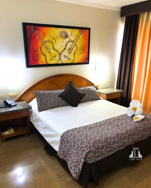 Habitación Deluxe, vistas a la ciudad | Caja fuerte, escritorio, espacio para trabajar con un portátil