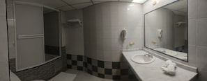 Suite superior | Baño | Ducha, secador de pelo, toallas y jabón