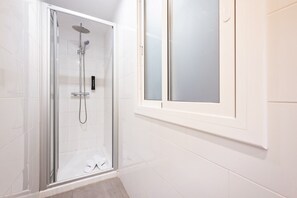 Douche, séchoir à cheveux, serviettes fournies