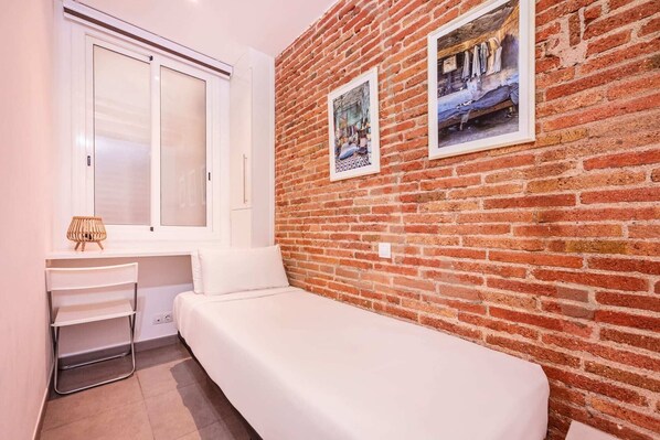 Iron/ironing board, free WiFi, bed sheets