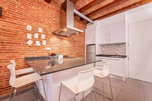 Fridge, microwave, stovetop, coffee/tea maker - Sweett | Gallery Poble Sec II (Barcelona)