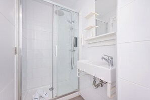 Dusche, Haartrockner, Handtücher
