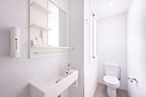 シャワー、ヘアドライヤー、タオル