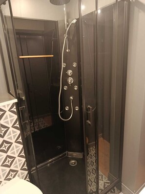 Haartrockner, Handtücher, Seife, Toilettenpapier