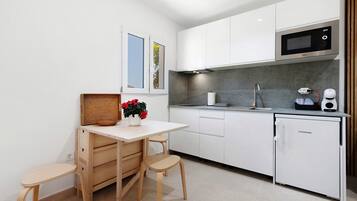 Fridge, microwave, stovetop, coffee/tea maker