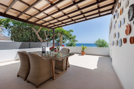 Outdoor dining. Holidays 'La Lajita Beach Studio' with Sea View, Wi-Fi and Air Conditioning