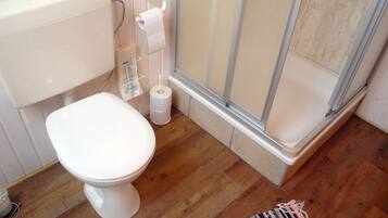 Een douche, handdoeken