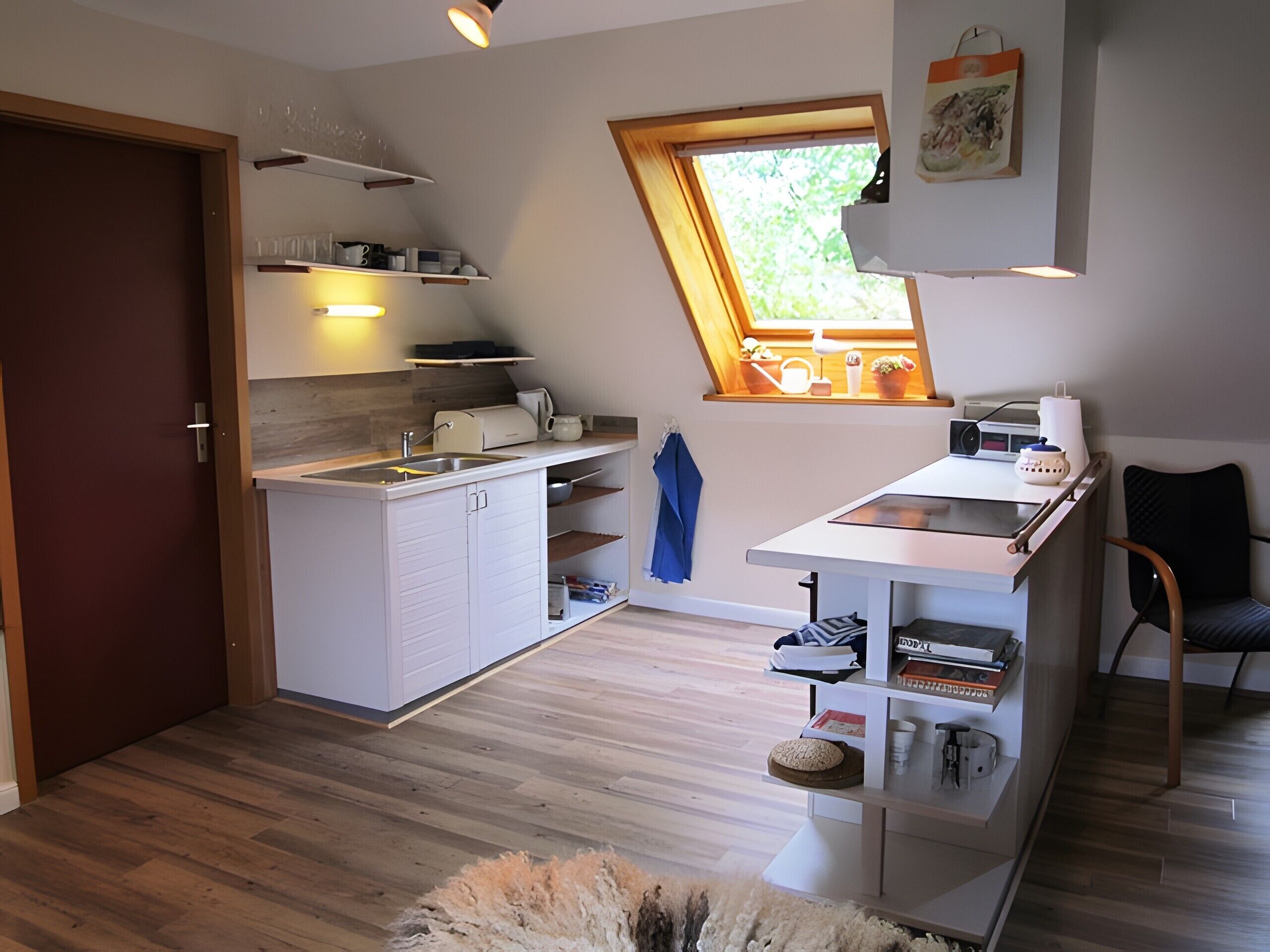 Fridge, oven, stovetop, coffee/tea maker