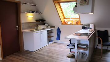 Fridge, oven, stovetop, coffee/tea maker