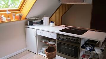 Fridge, oven, stovetop, coffee/tea maker