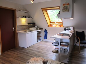 Frigorifero, forno, piano cottura, macchina per tè/caffè