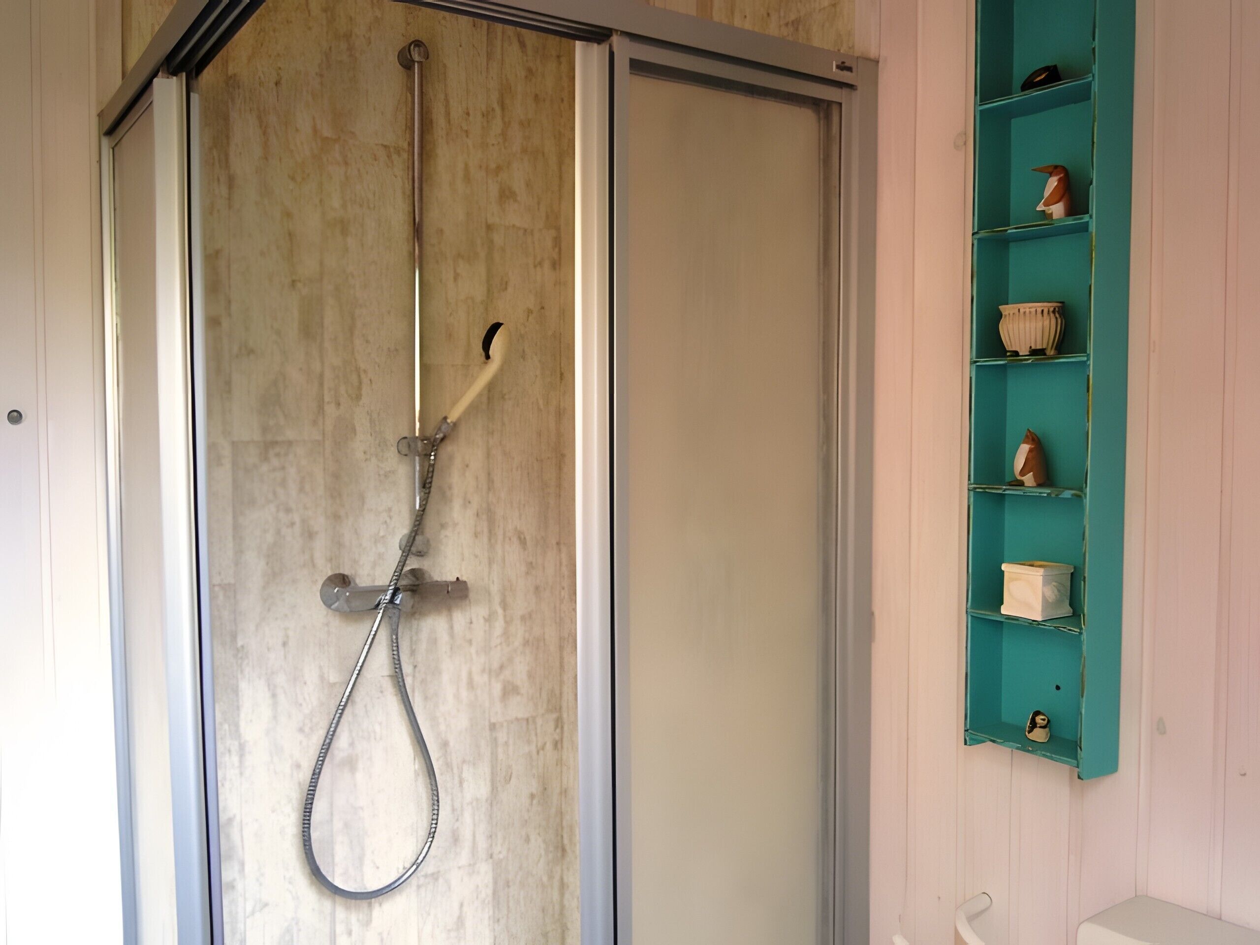 Een douche, handdoeken