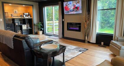 Nibi House - In Town 3BR Home w/ Fire Pit, Large Driveway & Pet-Friendly