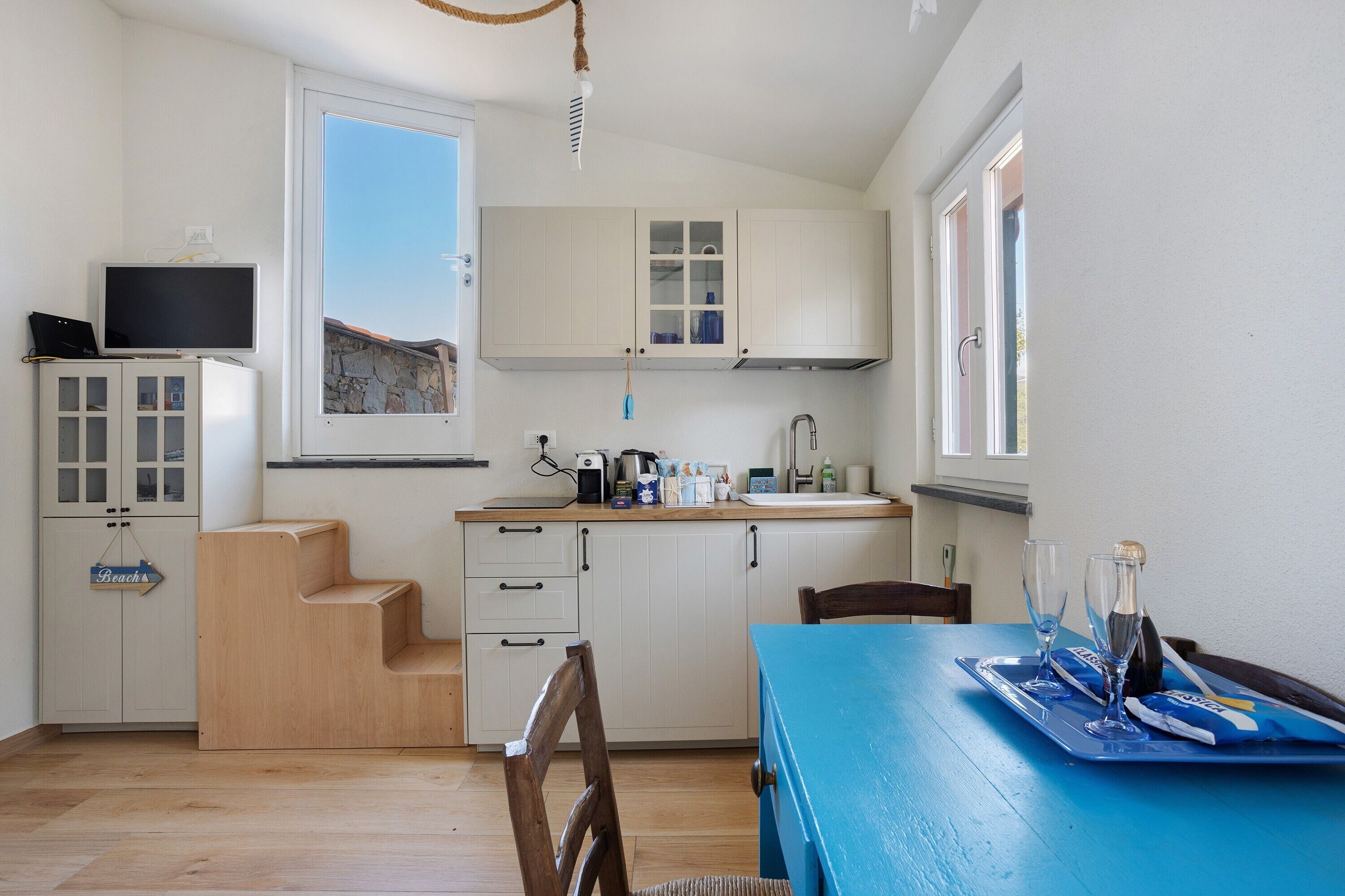 Kylskåp, spishäll, kaffe- och tebryggare och vattenkokare