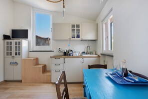 Fridge, stovetop, coffee/tea maker, electric kettle - Apartment 'Vistamare Relax Cinque Terre' with Sea View, Wi-Fi and Air Conditioning (Vernazza)