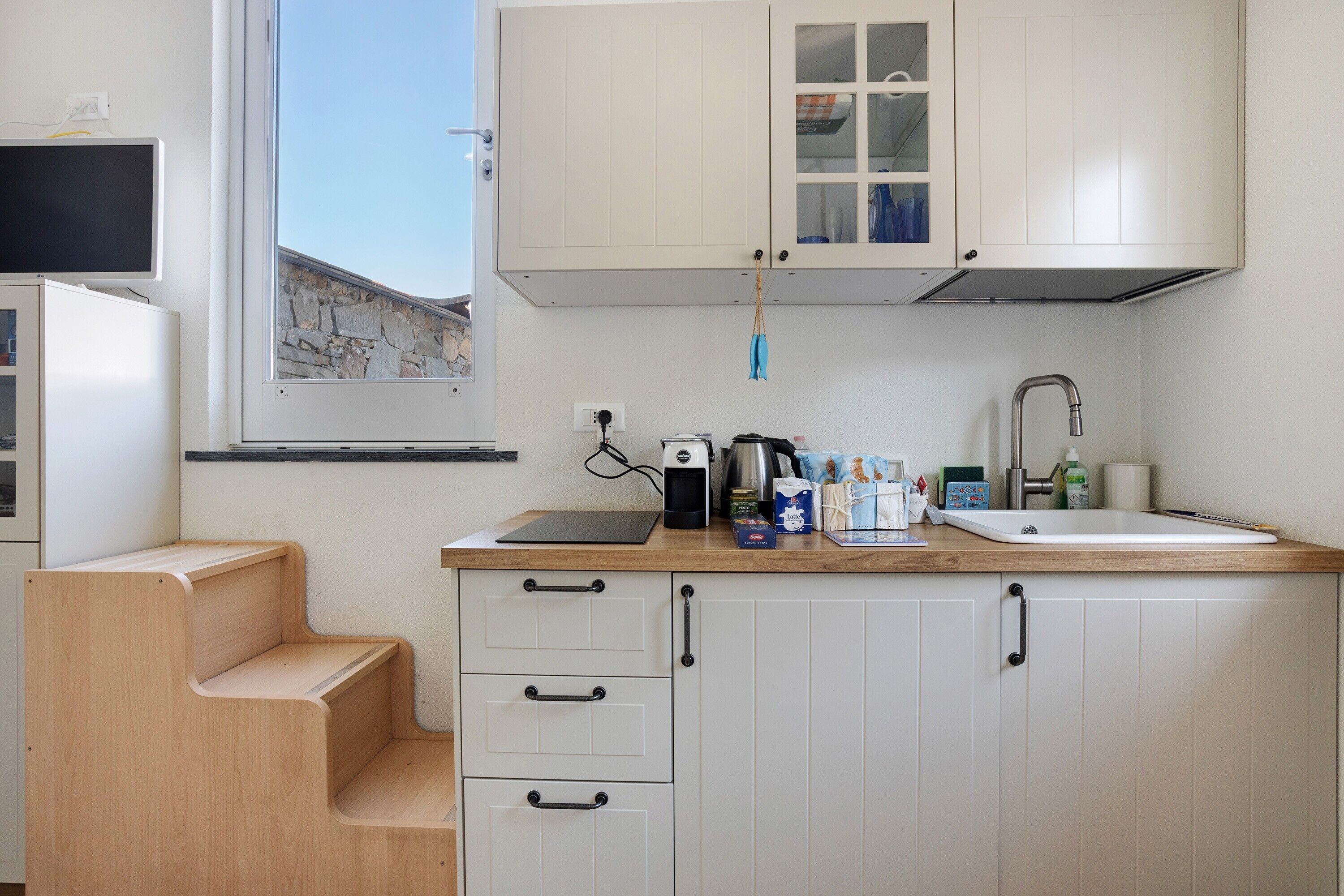 Kylskåp, spishäll, kaffe- och tebryggare och vattenkokare