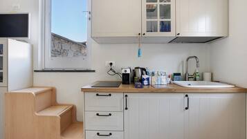 KylskÄp, spishÀll, kaffe- och tebryggare och vattenkokare