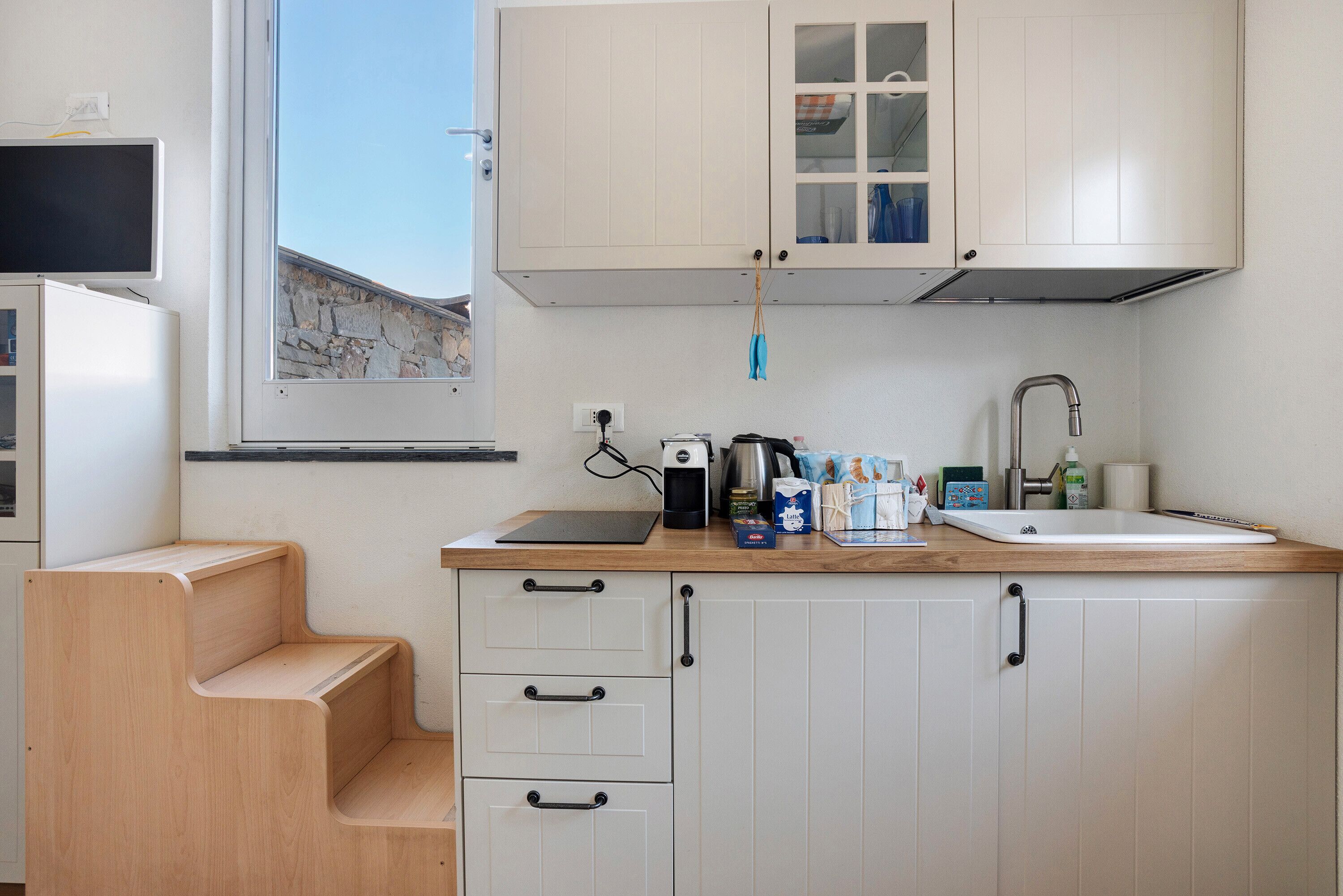 Kylskåp, spishäll, kaffe- och tebryggare och vattenkokare