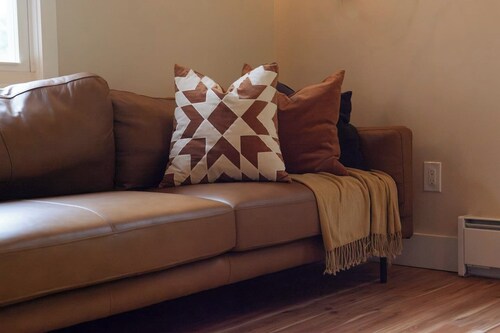 Catskill Tiny Home, King Bed & Hot Tub on 18 acres