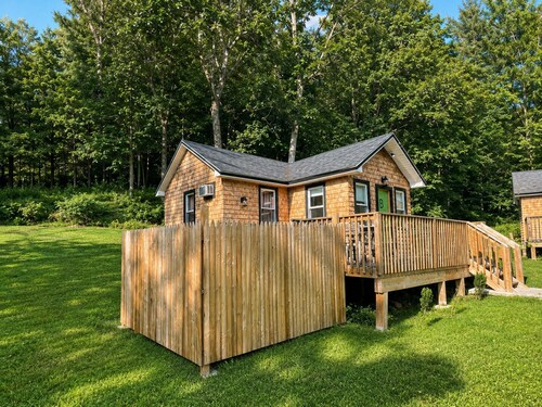 Catskill Tiny Home, King Bed & Hot Tub on 18 acres