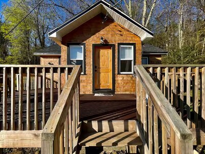 Tiny Home, King Bed & Hot Tub, Unit B