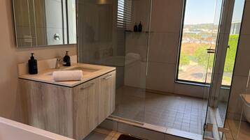 Dusche, Handtücher, Seife, Toilettenpapier