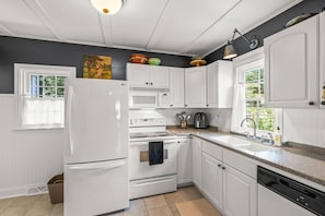 Frigorífico, microondas, horno y placa de cocina