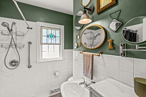 Shower, hair dryer, bidet, towels