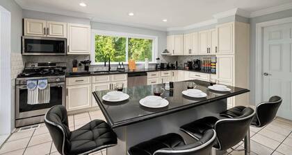 Spacious 6BR Getaway, Game Room, Firepit, NYC