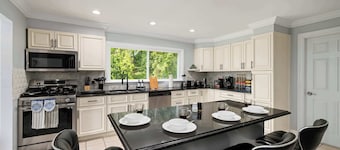 Spacious 6BR Getaway, Game Room, Firepit, NYC