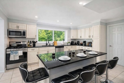 Spacious 6BR Getaway, Game Room, Firepit, NYC