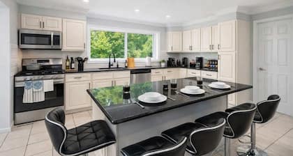 Spacious 6BR Getaway, Game Room, Firepit, NYC