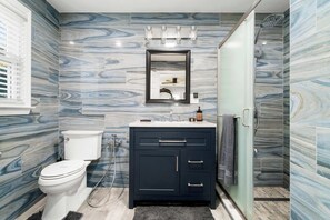 Dusj, hårføner og håndklær