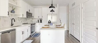 Modern LuXuRy Unit in beautiful Down Town Winter Garden with WIFI, Cable & POOL