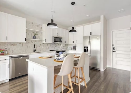 Modern LuXuRy Unit in beautiful Down Town Winter Garden with WIFI, Cable & POOL