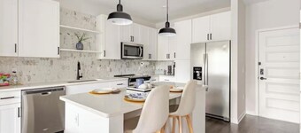 Modern LuXuRy Unit in beautiful Down Town Winter Garden with WIFI, Cable & POOL