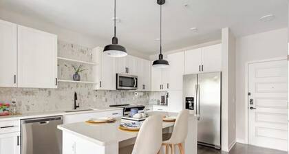 Modern LuXuRy Unit in beautiful Down Town Winter Garden with WIFI, Cable & POOL